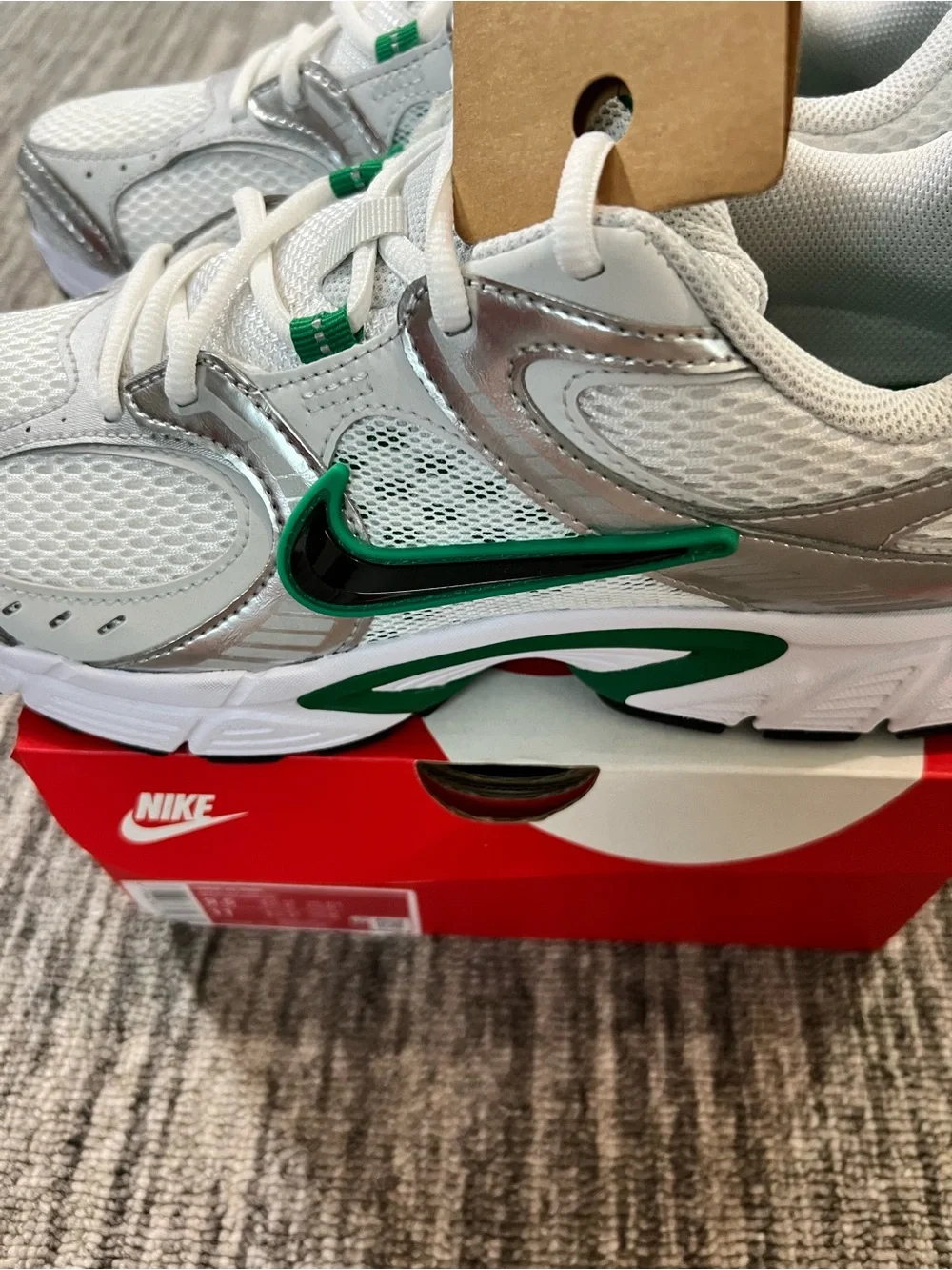 Nike V5 Rnr White Malachite Size 9.5 Men’s / 11 Women’s